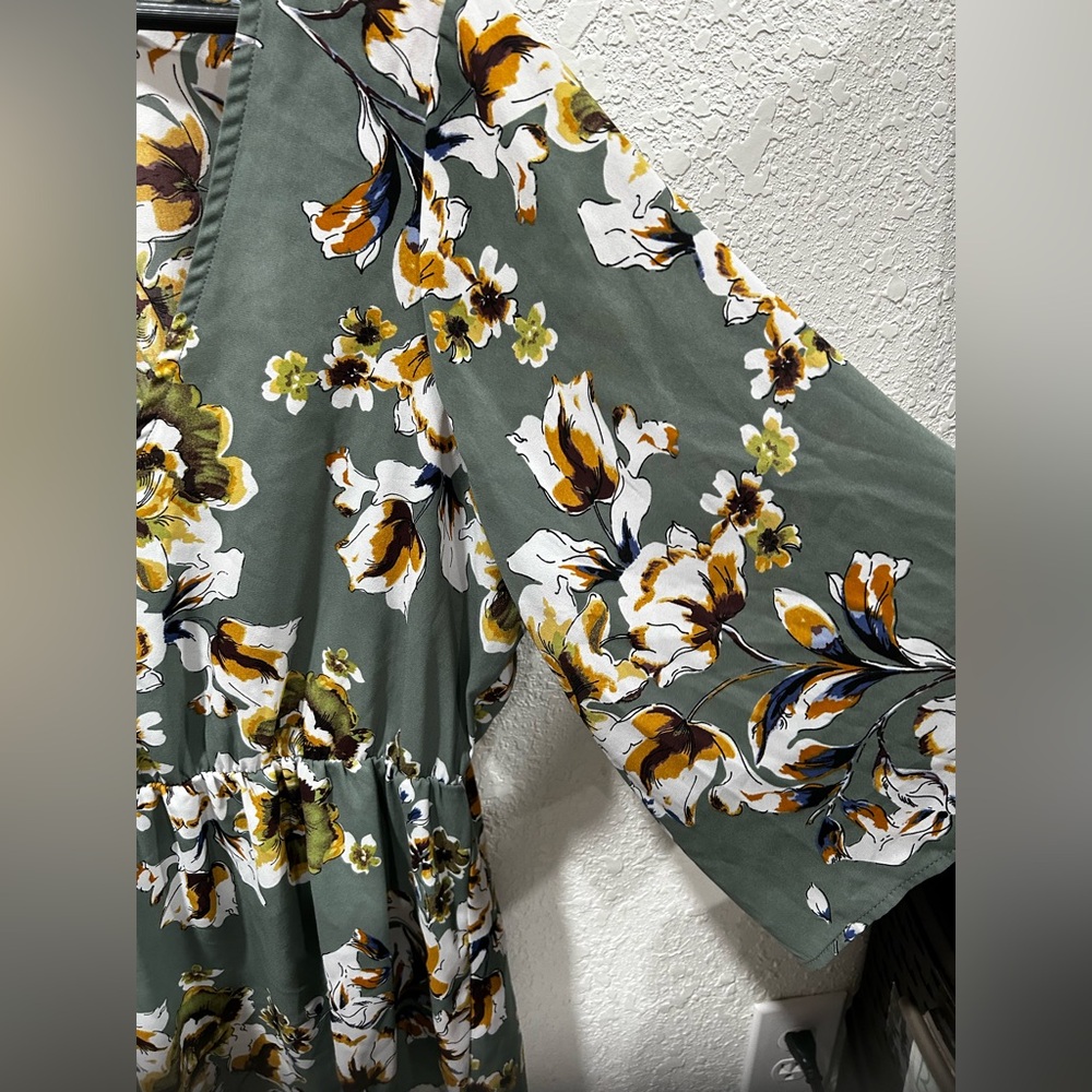 🌙Torrid Green /blue Floral Blouse size 1 GUC… - Picture 2 of 8